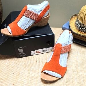 NIB Vionic Kaytie T Strap Orange Sandals